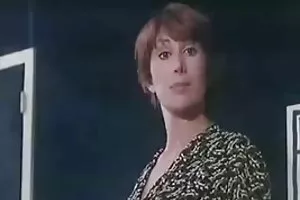 可爱的女朋友分享一个年轻人在性别组