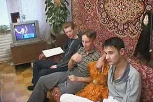 强大的家伙敲敲打打孔的金发碧眼的粗成员在集团性