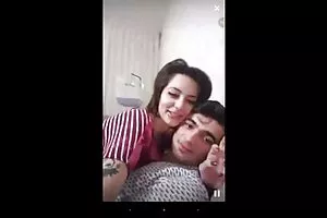 小鸡，使口交给司机在一辆豪华轿车的车
