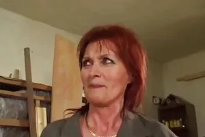 红发的女按摩师的大奶做口交的人在浴室