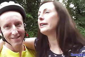热的黑发女吸老二的黑人男子和已经和他做爱