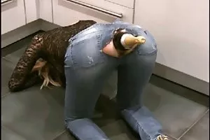 女主人的爱抚彼此和在从事男女同性恋性的帮助为性玩具