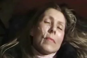 提供的祖母和不正派的小妞搞砸了户外活动
