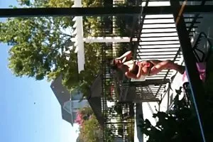 狂欢的三对夫妇在一个白色沙发
