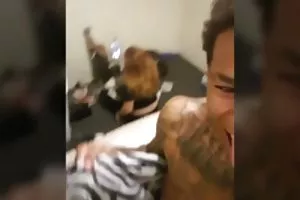 几个女孩喝一杯他妈的酒保