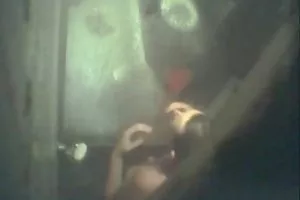苗条金发碧眼和一个大的黑色的家伙